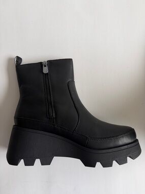 Cougar Women’s Zip Up Boot